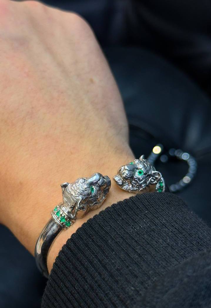 Regard du Tigre – Silver Bracelet with Tiger Heads and Emerald Eyes | Musabella