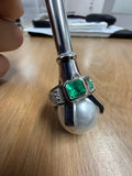 L’Émeraude Solitaire – Silver Ring with Emerald Center Stone | Musabella