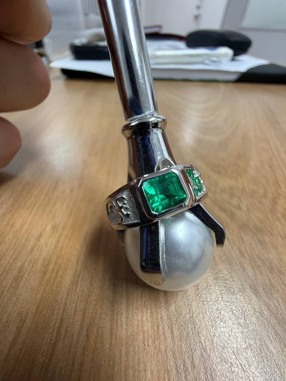 L’Émeraude Solitaire – Silver Ring with Emerald Center Stone | Musabella