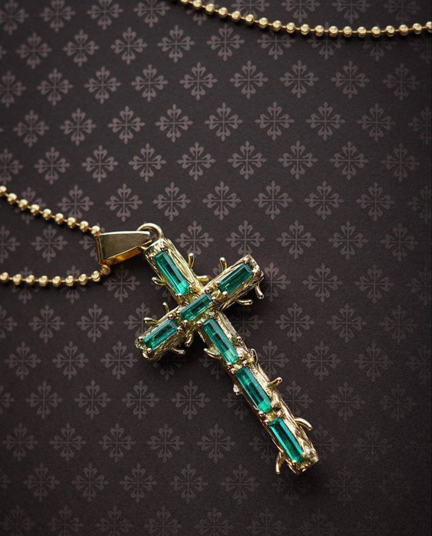 Croix Émeraude – Gold Necklace with Emerald Cross Pendant | Musabella